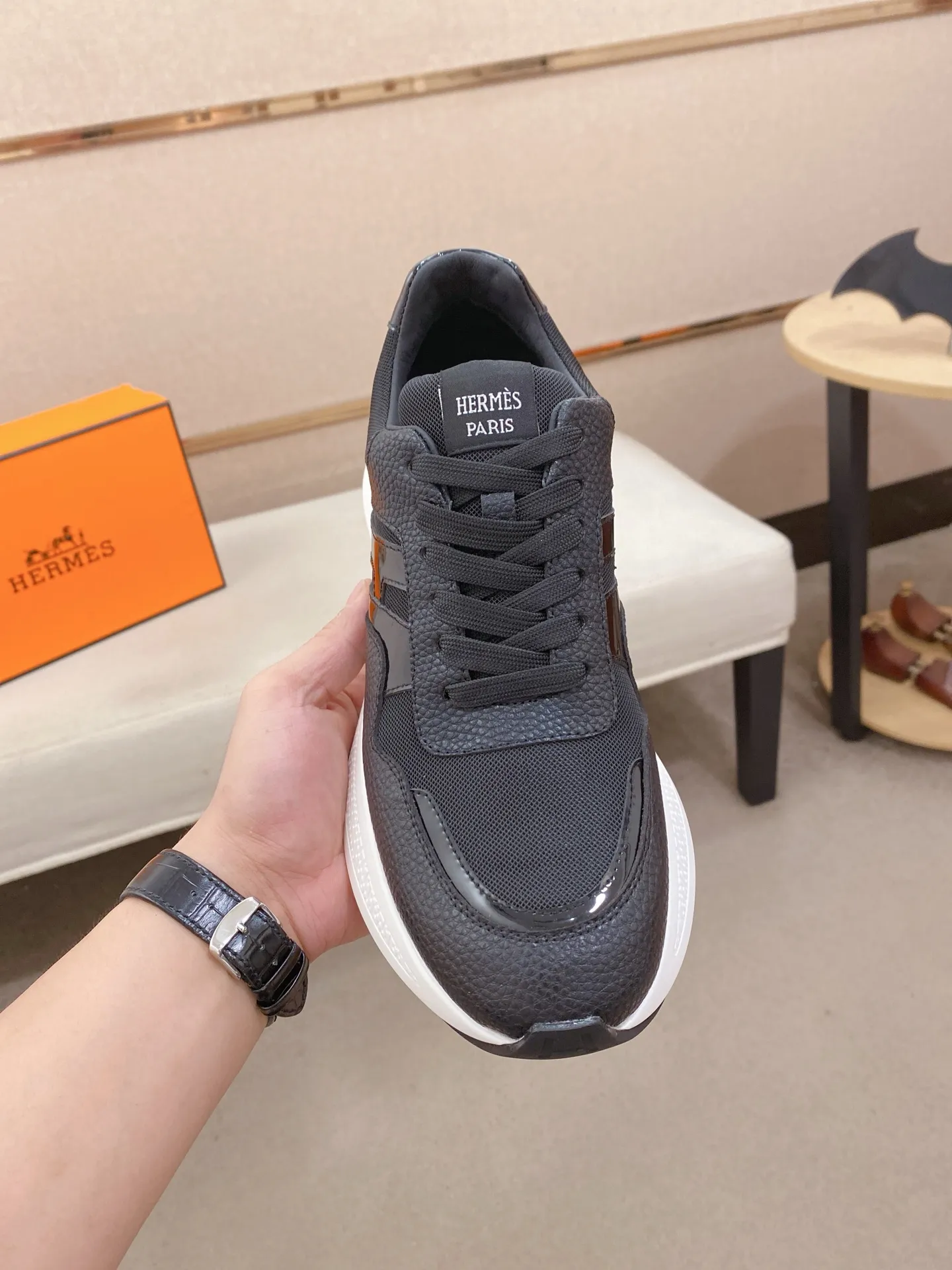 Factory price: 560💰《HERMES》【Classic Original Version】Hermès; Top 🔝 Purchasing Agency 🔍🔍Men's latest 🇺🇸 counters are on sale simultaneously, imported from Italy original ▲▲cowhide ▲▲ (high-end, nobility, class) ) Exquisite workmanship (Italian 🇮🇹 imported water-dyed 🐂 cowhide lining) sole: original sole provided by the original factory, ⚠️exclusive double-layer activity·TPR·rubber·combined molded outsole; super comfortable·wear-resistant·non-slip·environmental protection The real thing is more beautiful if you take the real thing (high quality, follow the order). You can enter and exit the counter at will * Number of yards: 38-44 (45 can be customized and cannot be returned or exchanged)